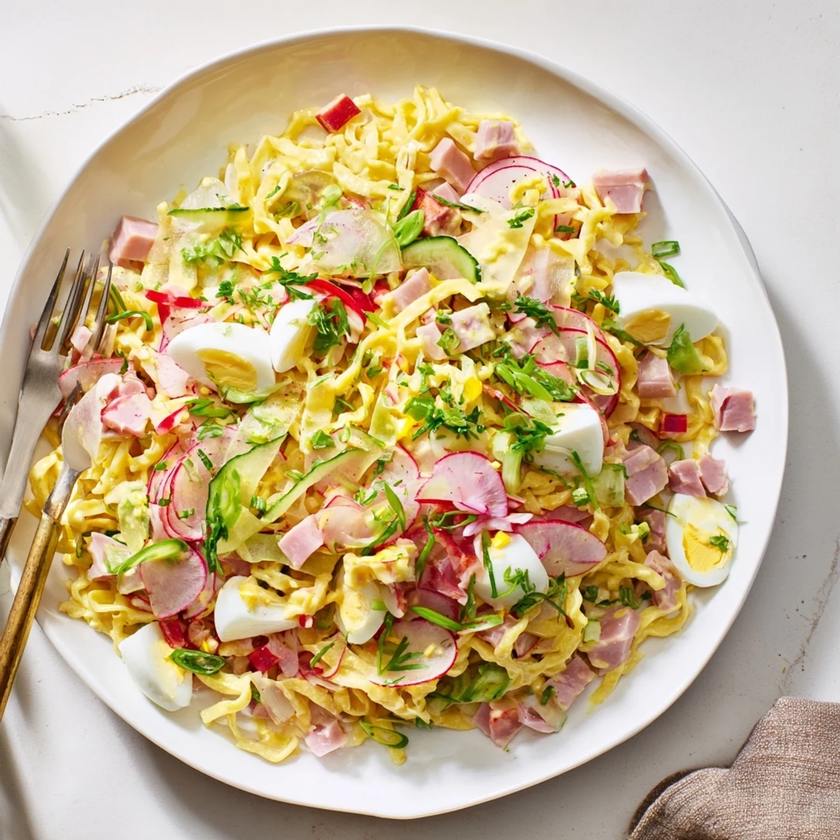 Herzhafter Swabian Egg Pasta Salad, ideal für Picknicks oder als Beilage serviert.