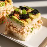 Sushi Bake mit Lachs Avocado