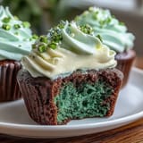 2. Bunte grüne Samtkuchen, dekoriert mit glatter Vanille-Buttercreme und grünen Streuseln, ein köstlicher Genuss für den St. Patrick's Day.  