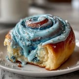 1. Pisces-Themen-Galaxie-Kuchen mit essbarem Glitzer: Bunter Vanille-Schwamm mit blauem und lila Buttercreme-Schleier, dekoriert mit funkelndem Silberglitzer.