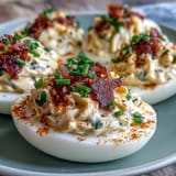 Bacon-Ranch-Teufelseier mit knusprigem Speck und cremiger Ranch-Dressing-Füllung.  