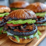 Gegrillte Portobello-Pilz-Burger mit cremiger Avocado und frischem Gemüse.