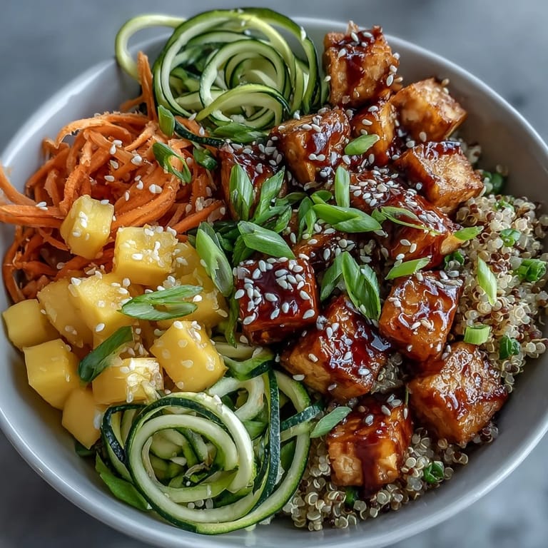Healthy Easy Teriyaki Quinoa Bowl mit würziger, glutenfreier Sauce, frisch gehackten Frühlingszwiebeln und Sesam.