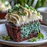 1. Feucht und festlich grüne Samtkuchen mit cremigem Vanille-Frosting, perfekt für St. Patrick's Day Feiern mit farbenfroher Note.  